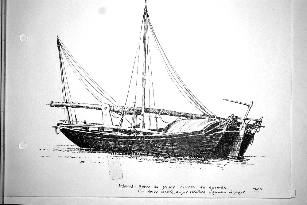 Indocina - barca da pesca cinese ad Apowan con deriva mobile, ampia velatura e specchio di poppa - tav.1